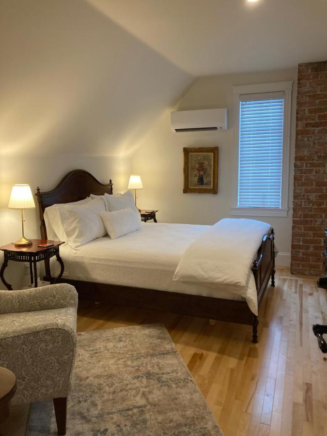 The Red House Fredericton Bed & Breakfast Bagian luar foto