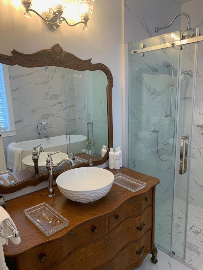 The Red House Fredericton Bed & Breakfast Bagian luar foto