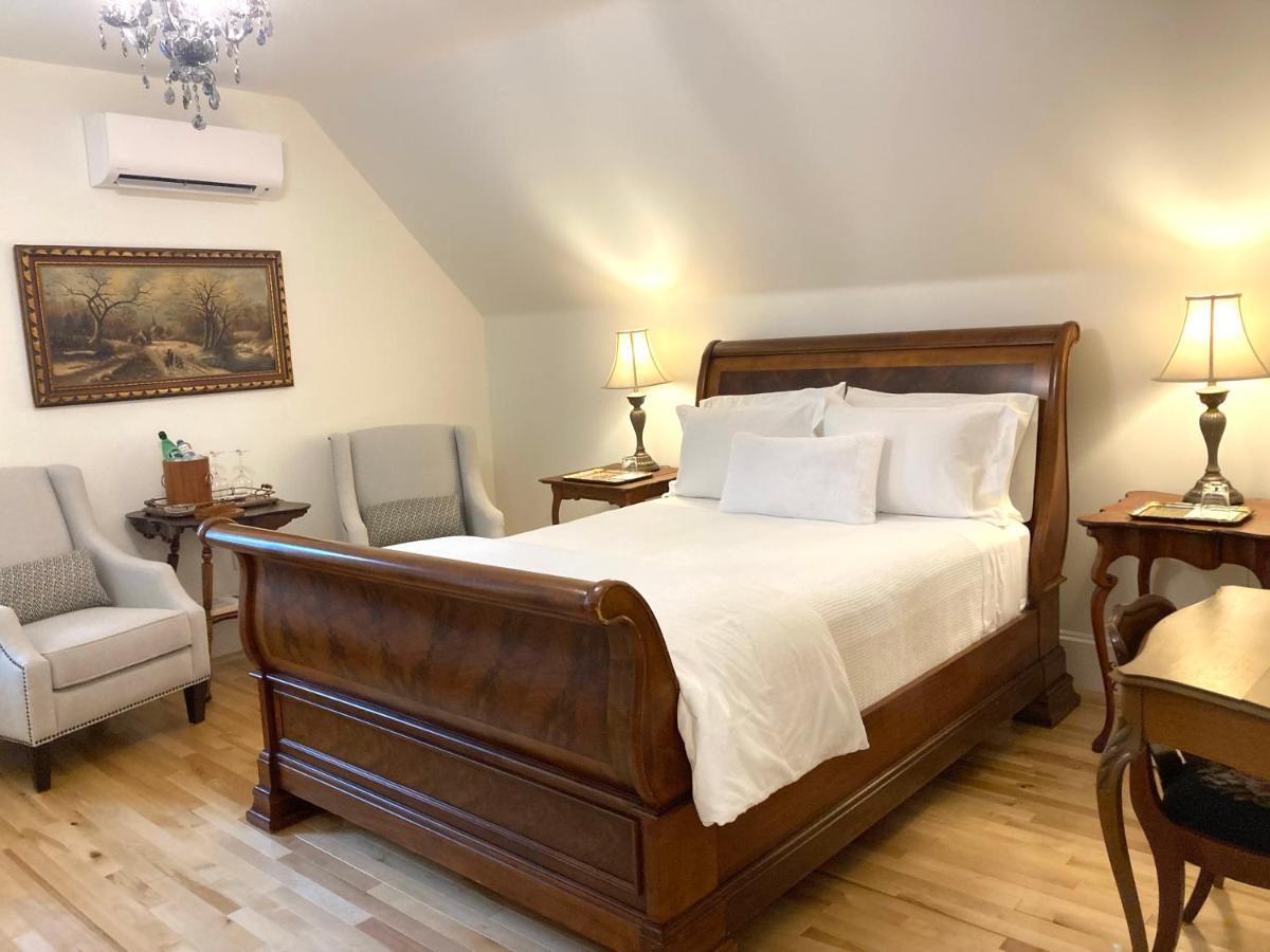 The Red House Fredericton Bed & Breakfast Bagian luar foto