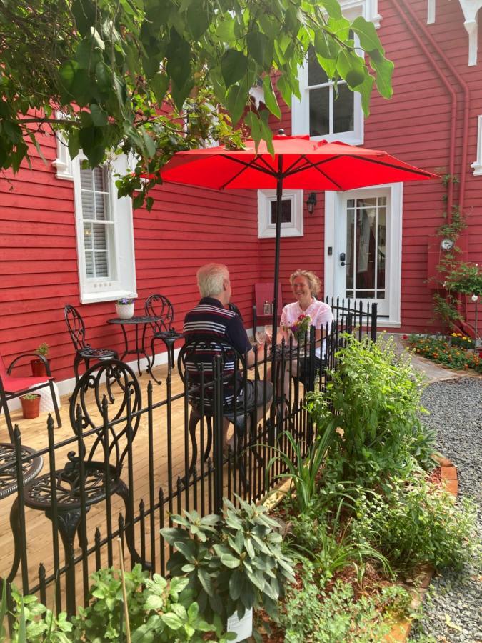 The Red House Fredericton Bed & Breakfast Bagian luar foto