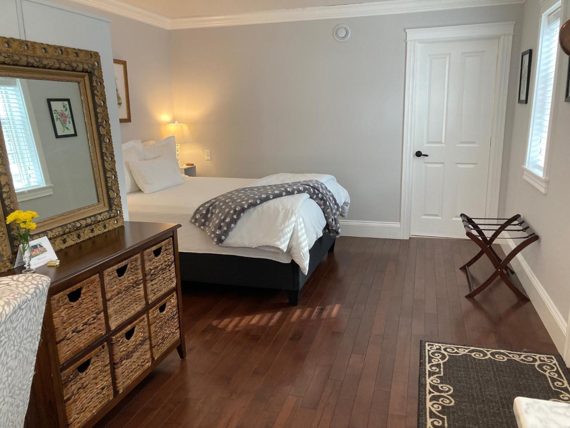 The Red House Fredericton Bed & Breakfast Ruang foto